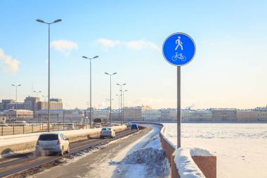 şehirde bisiklet yolu belirtisi