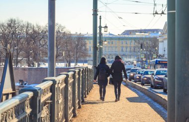 St. Petersburg sokaktaki insanlara