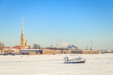 St. Petersburg 'daki Peter ve Paul kalesinin panoraması. 