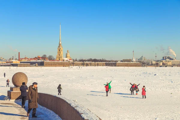 Panorama de la fortaleza de Pedro y Pablo en San Petersburgo — Foto de Stock