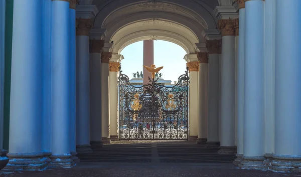 Головними воротами в Ермітажі в Санкт-Петербурзі в зимовий період — стокове фото