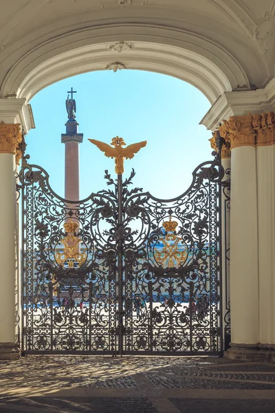 Головними воротами в Ермітажі в Санкт-Петербурзі в зимовий період — стокове фото