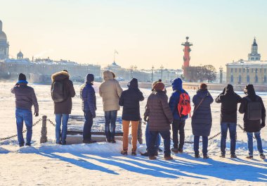 St Petersburg Neva embankment soğuk güneşli bir turist 