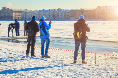 St Petersburg Neva embankment soğuk güneşli bir turist 