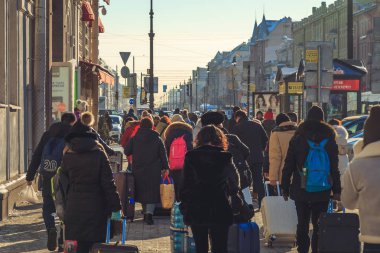 St Petersburg Neva embankment soğuk güneşli bir turist 