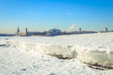 St. Petersburg Vasilyevsky Island'da tükürmek Panoraması bir kış üzerinde 