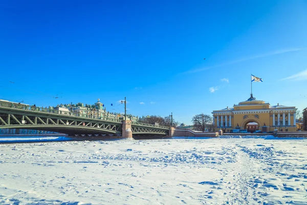 Panorama del Ponte del Palazzo a San Pietroburgo — Foto Stock