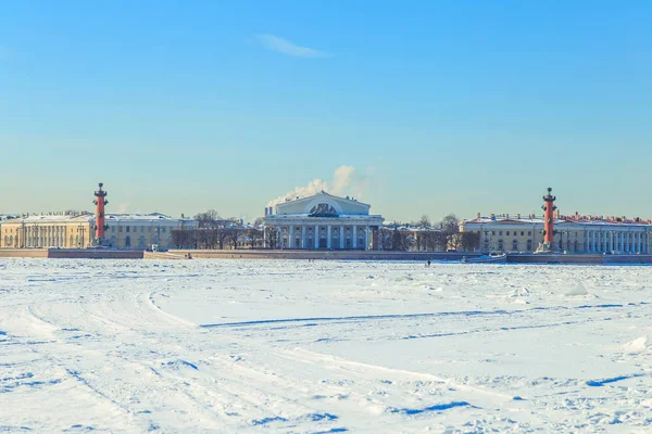 Panoramę Mierzei wyspy Wasiljewskiej w St. Petersburg na zimowy — Zdjęcie stockowe