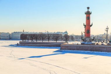 St. Petersburg Vasilyevsky Island'da tükürmek Panoraması bir kış üzerinde 