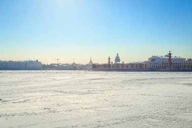 St. Petersburg Vasilyevsky Island'da tükürmek Panoraması bir kış üzerinde 