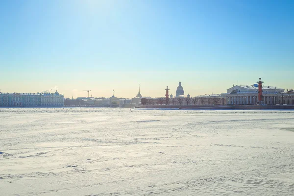 Panorama do Cuspo da Ilha de Vasilyevsky em São Petersburgo em um inverno — Fotografia de Stock