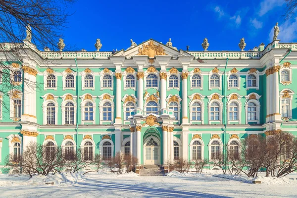 Tér, a Hermitage St. Petersburg előtt — Stock Fotó