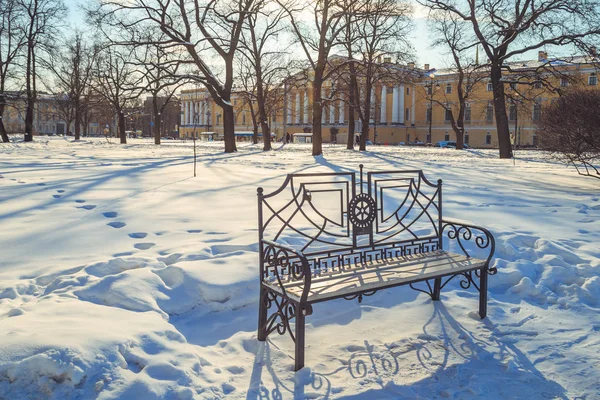 Площадь перед Эрмитажем в Санкт-Петербурге — стоковое фото