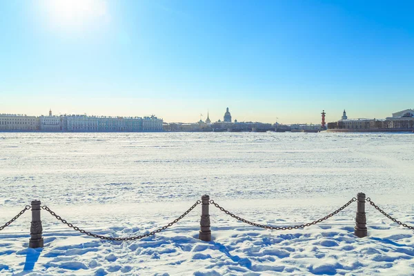O aterro de Neva em São Petersburgo — Fotografia de Stock
