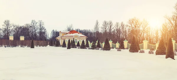 Park w zimie o zachodzie słońca — Zdjęcie stockowe