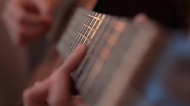 genç kız gitar çalmak yakın çekim