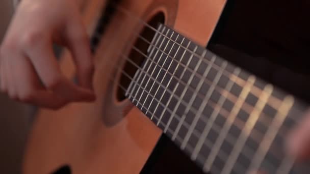 Genç Kız Gitar Çalmak Yakın Çekim — Stok video