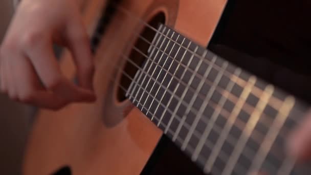 Jovem Menina Tocando Guitarra Perto — Vídeo de Stock