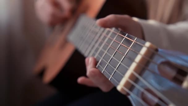 Junges Mädchen Das Aus Nächster Nähe Gitarre Spielt — Stockvideo