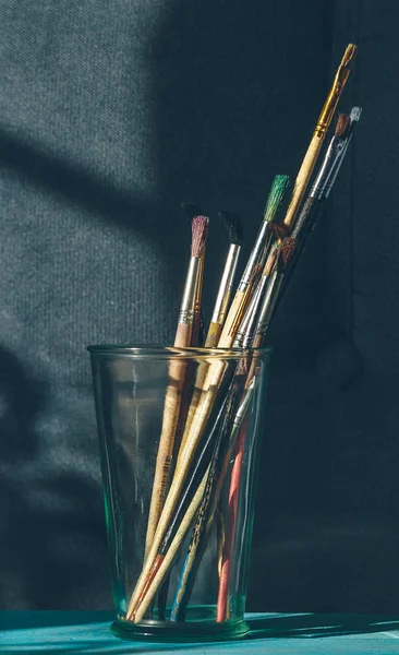 Escovas para desenhar em um copo — Fotografia de Stock