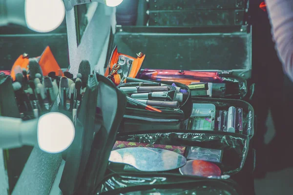 Cosmetica en make-up borstels in de kleedkamer in de buurt van de spiegel — Stockfoto