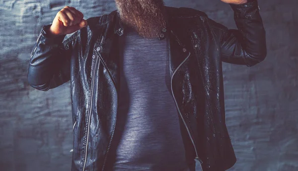 Brutális szakállas férfi bőr kabát — Stock Fotó