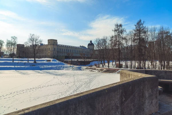 Парк в пригороде Санкт-Петербурга в зимний солнечный день — стоковое фото