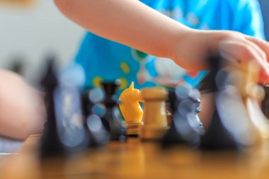 Satranç oynayan küçük çocuk