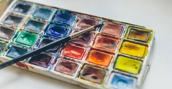 Pincéis e tintas sobre a mesa do artista — Fotografia de Stock