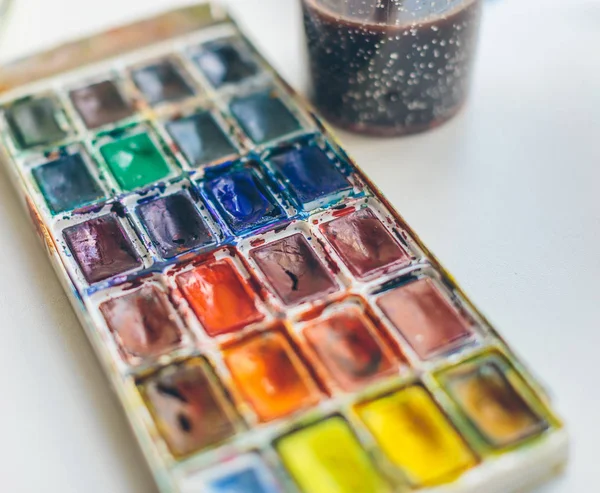 Penselen en verf op de tafel van de kunstenaar — Stockfoto