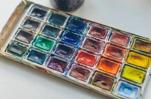 Penselen en verf op de tafel van de kunstenaar — Stockfoto