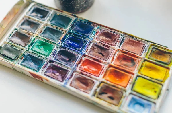 Pędzle i farby na stole od artysty — Zdjęcie stockowe