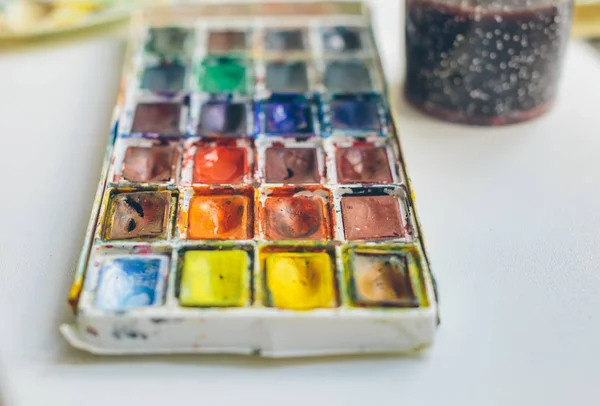 Pędzle i farby na stole od artysty — Zdjęcie stockowe