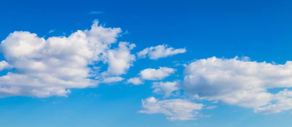 Nuvens em um céu azul à noite — Fotografia de Stock