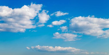 üzerinde mavi akşam gökyüzünde bulutlar