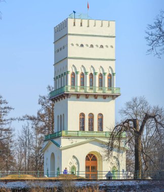 Puşkin St. Petersburg banliyölerinde baharda parkta