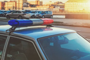Sokakta polis arabası var. Kapatın.