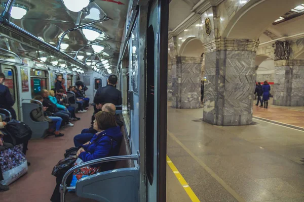 Les gens dans le métro — Photo