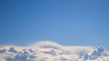 Bulutların üstünde mavi akşam gökyüzünde. Timelapse