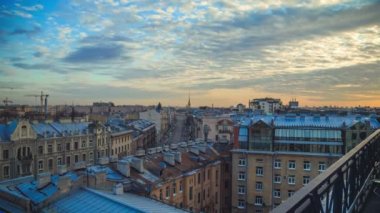 Panorama St Petersburg sokaklarında akşam. Timelapse