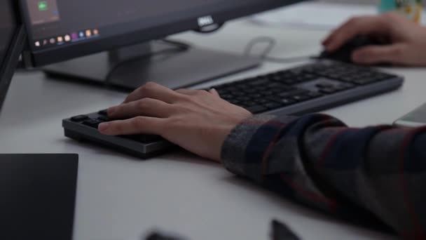 Hombre Está Trabajando Una Computadora Oficina — Vídeo de stock