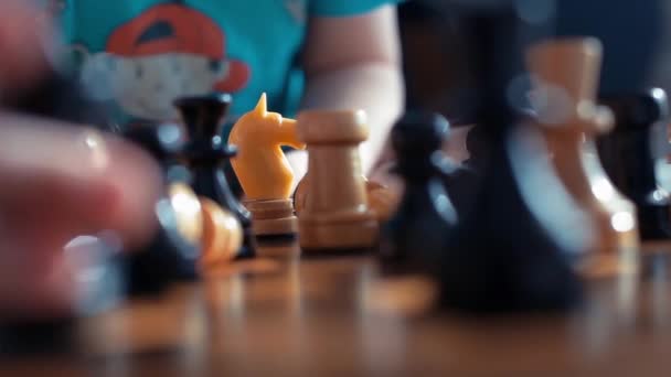 Petit garçon jouant aux échecs 