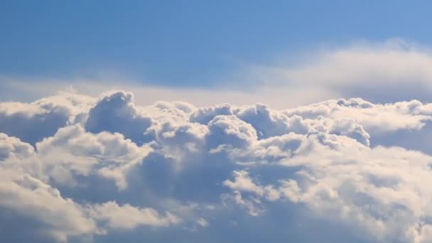 Σύννεφα Ένα Μπλε Βραδινό Ουρανό — Αρχείο Βίντεο