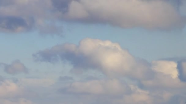 Wolken Een Blauwe Avondlucht Timelapse — Stockvideo