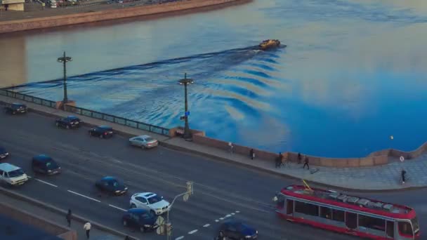 ピーク時間 夕方には サンクトペテルブルクに川にかかる橋に車 — ストック動画