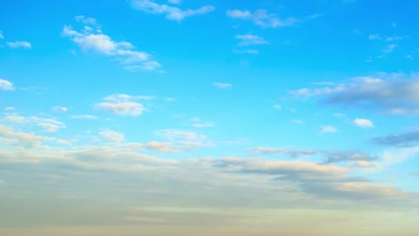 Bulutların Üstünde Mavi Akşam Gökyüzünde Timelapse — Stok video