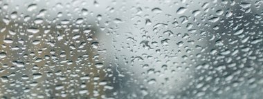 cam portre üzerinde yağmur damlaları