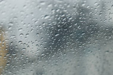 cam portre üzerinde yağmur damlaları