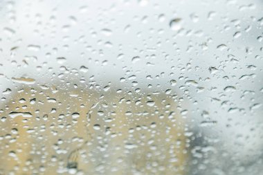 cam portre üzerinde yağmur damlaları