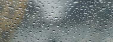 cam portre üzerinde yağmur damlaları